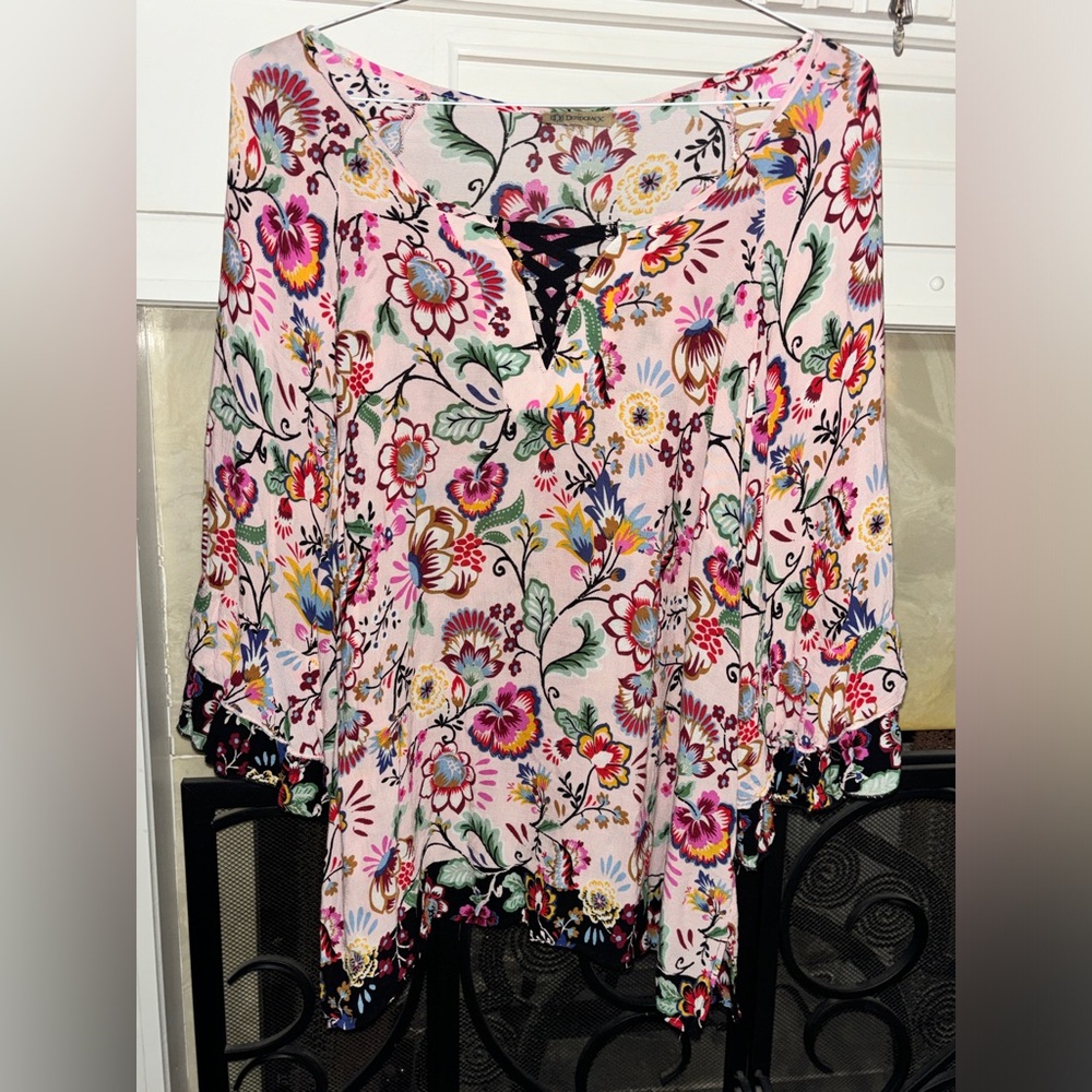 Ladies Boho flowy top by Democracy
Size XL